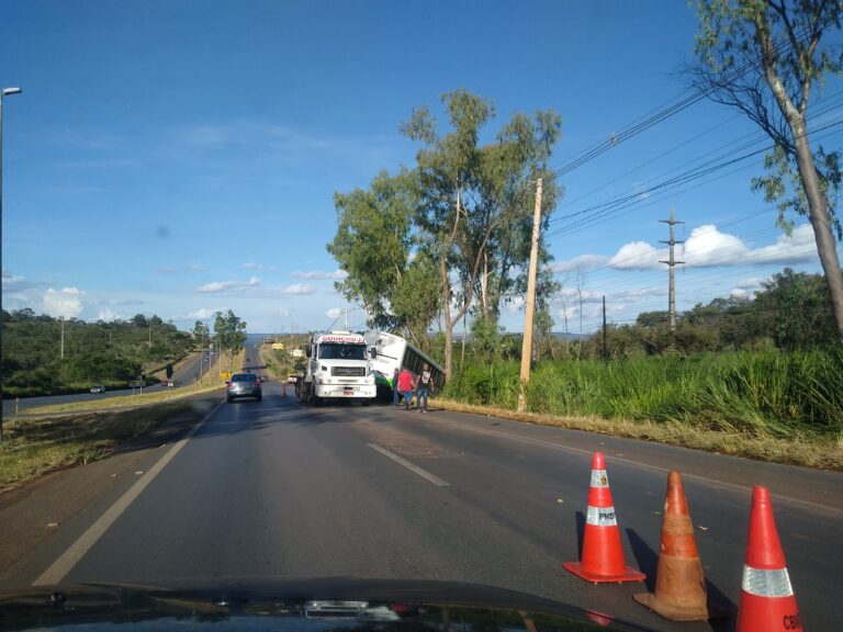 ÔNIBUS DESPENCA NA RIBANCEIRA