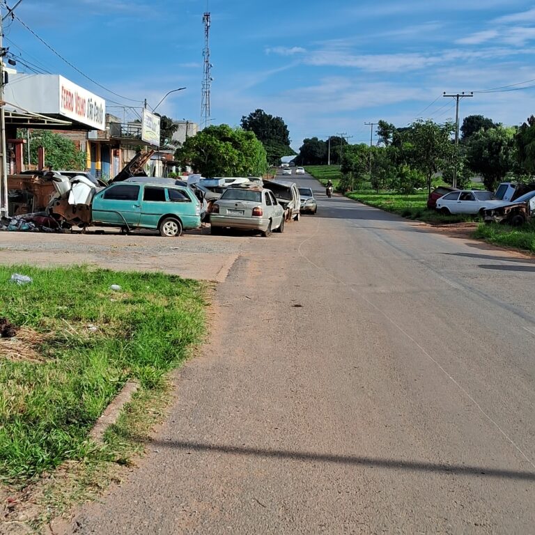 FERROS VELHOS INVADEM RUAS