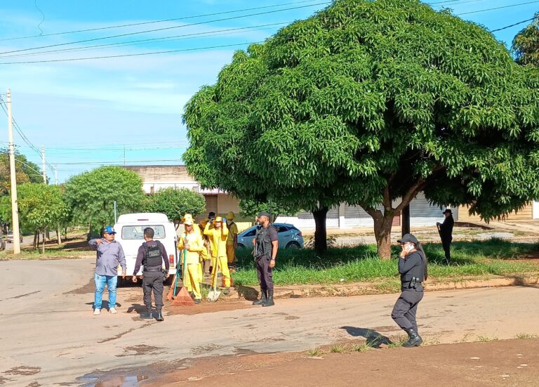 PRESOS TRABALHANDO NA RUA