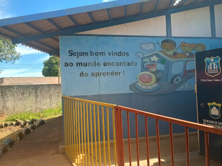 ESCOLA BONITA MAS, O PARQUINHO?!?!…