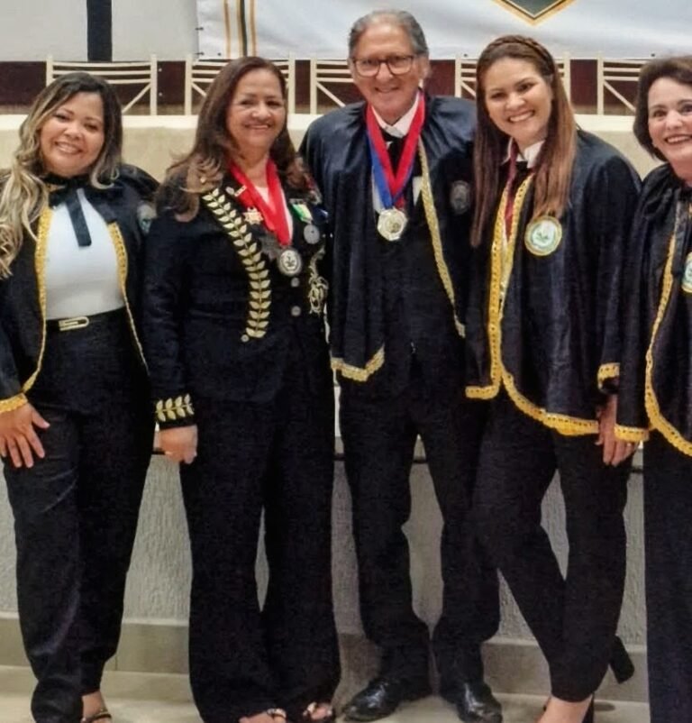ACADEMIA DE LETRAS DÁ POSSE A NOVA DIRETORIA E A NOVOS IMORTAIS
