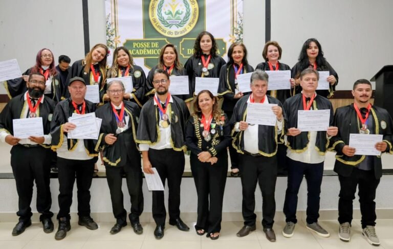 ACADEMIA DE LETRAS DÁ POSSE A NOVA DIRETORIA E A NOVOS IMORTAIS