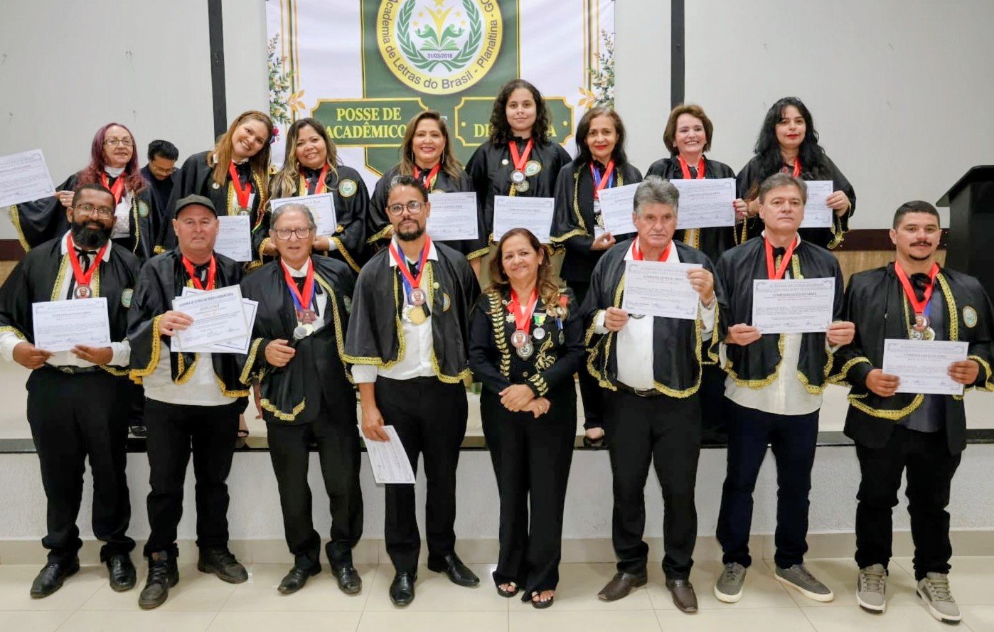 ACADEMIA DE LETRAS DÁ POSSE A NOVA DIRETORIA E A NOVOS IMORTAIS